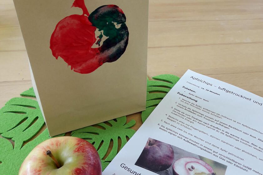 Tüte mit Apfeldruck zum Erntedankfest