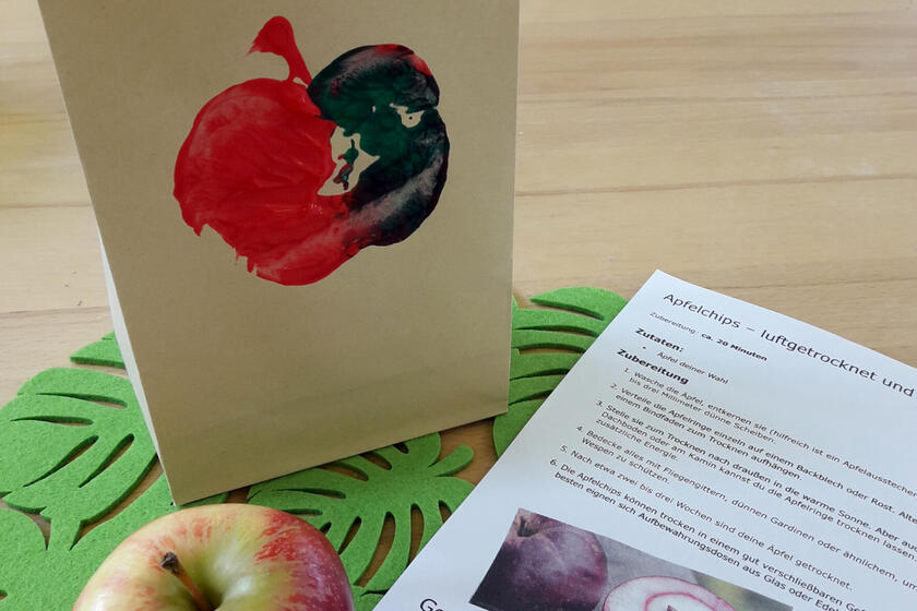 Tüte mit Apfeldruck zum Erntedankfest