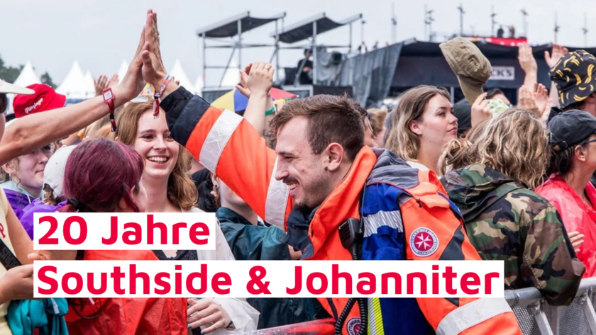 Ein Johanniter-Helfer in oranger Einsatzjacke lacht inmitten einer feiernden Menschenmenge beim Southside-Festival, im Hintergrund die Bühne. Schriftzug: 20 Jahre Southside & Johanniter.