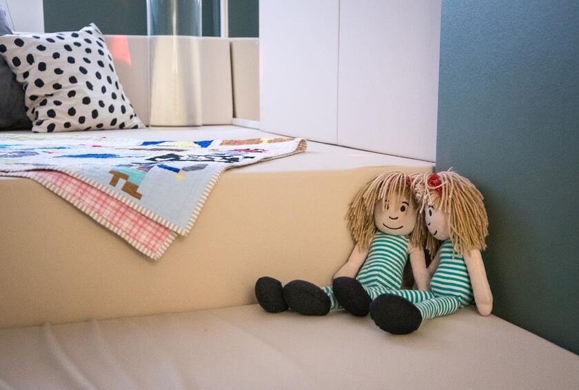 Zwei Puppen am TrauerPier27A in Hamburg.