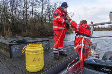 Die Tauchergruppe Eutin bei einer Übung im Großen Eutiner See