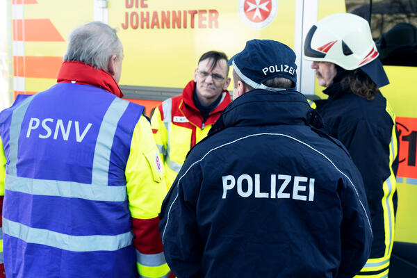 Im Einsatz vereint: Krisenintervention, Rettungsdienst, Feuerwehr und Polizei im koordinierten Austausch – für schnelle Hilfe und bestmögliche Begleitung der Betroffenen.