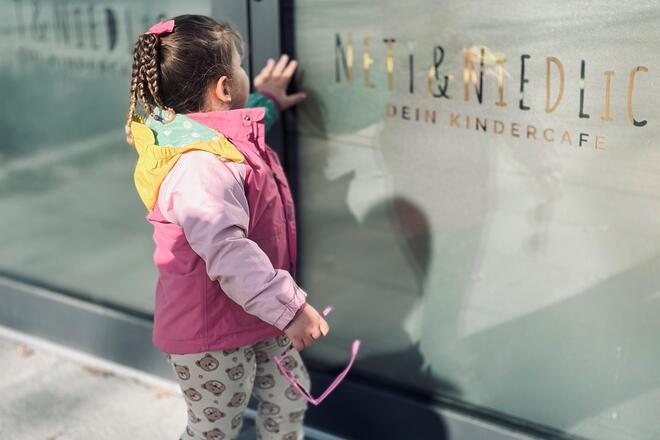 Kind vor dem Cafe :)