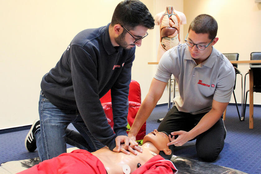 In einem Erste-Hilfe-Kurs für Betriebshelfer übt ein Teilnehmer an einer Puppe die Herz-Lungen-Wiederbelebung.