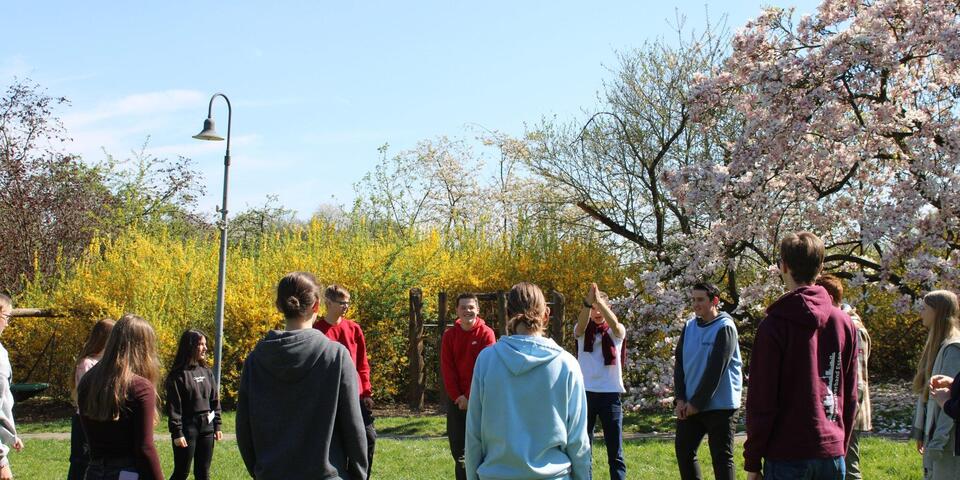 Gruppe Jugendlicher im Kreis