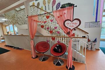 28.05.2025: Mit „Fotobox“ und die Blumendeko u.a. am Tisch wurden Eltern am Mutter- und Vatertagskaffee überrascht.