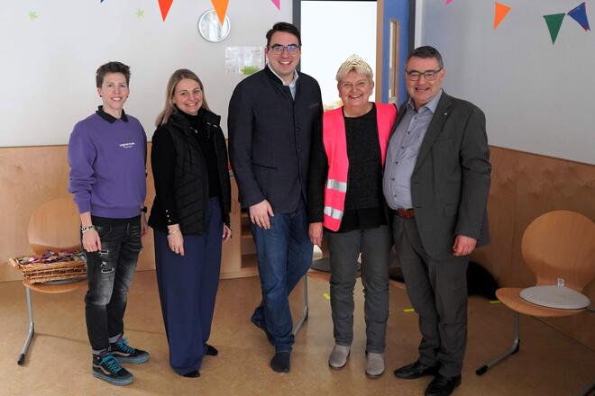 Einrichtungsleitung Daniela Burger, Jessica Eiser (Teamleitung des Johanniter-Sachgebiets Kindereinrichtungen), Bürgermeister Sebastian Koch, Mitarbeiterin Karin Stadlbauer, Martin Steinkirchner (Mitglied des Johanniter-Regionalvorstands)