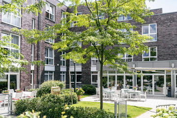 Blick auf den sonnigen Eingangsbereich des Stiftes