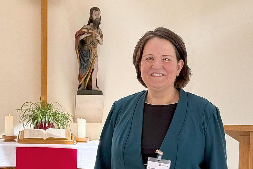 Christina Kampf vor dem Altar in der Johanniter-Kapelle.