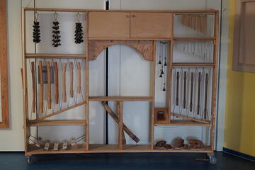 Klangwand mit verschiedenen Instrumenten und Gegenständen, die Geräusche machen 