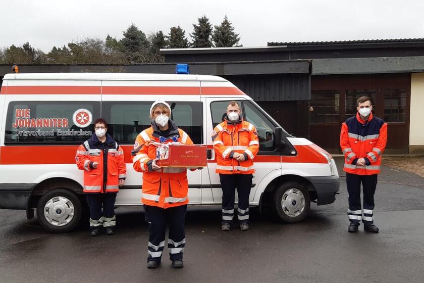 Team vom Ortsverband Nettersheim/Euskirchen mit Nikolaustüten vor Johanniter-Bus