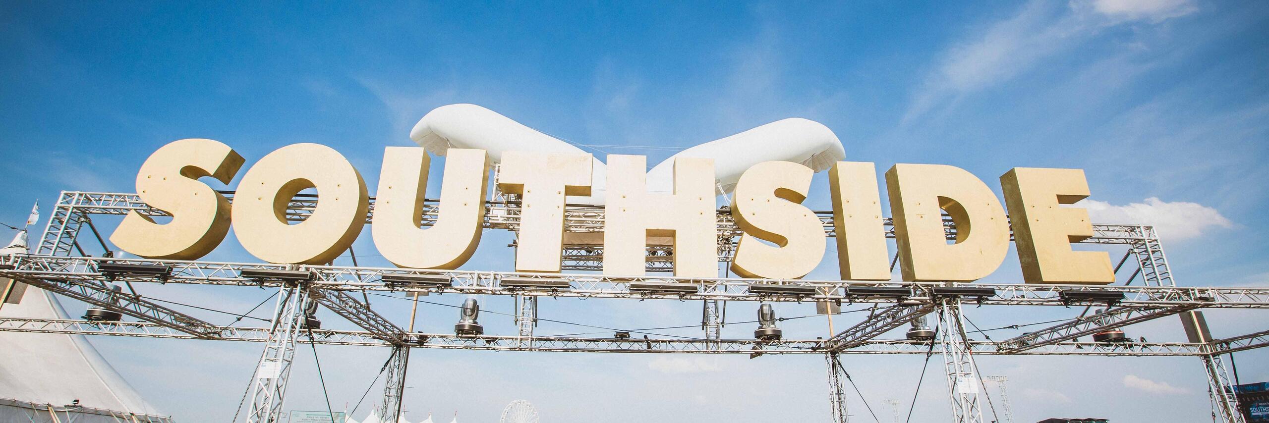 Besucher strömen auf das Gelände, über dem Eingangsbereich zum Southsidefestival prangt ein großer Schriftzug "SOUTHSIDE"