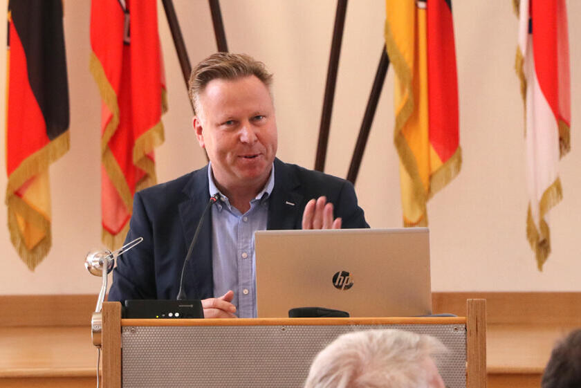 Stefan Becker, Mitglied des JUH-Spendenrats, in Vertretung von Landesvorstandsmitglied Wolf-Teja von Rabenau