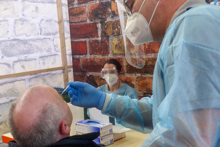 Durchführung eines Corona-Antigen-Schnelltests im Bürgertestzentrum Schlüsselfeld