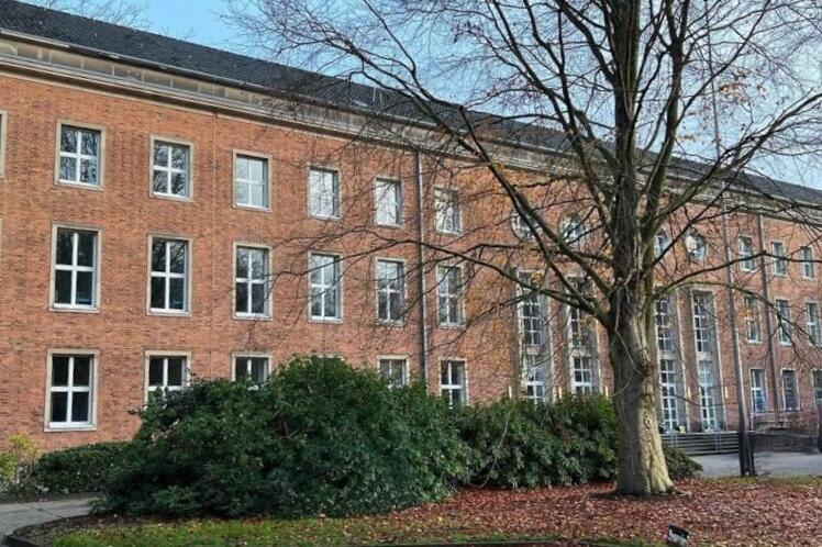 Das Gebäude: Die Landesunterkunft Kiel ist im ehemaligen Luftkreiskommando VI  untergebracht.