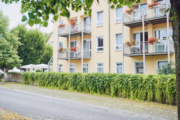 Die Balkone am Johanniter-Stift in Lügde sind mit roten Geranien bepflanzt