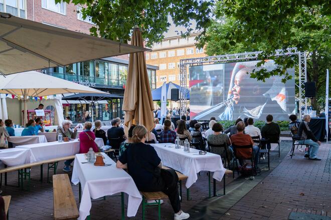 Holstenplatz mit Menschen beim Open-Air-Kino