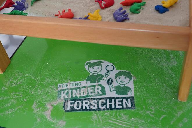 Tisch mit Sandspielzeug im Kindergarten