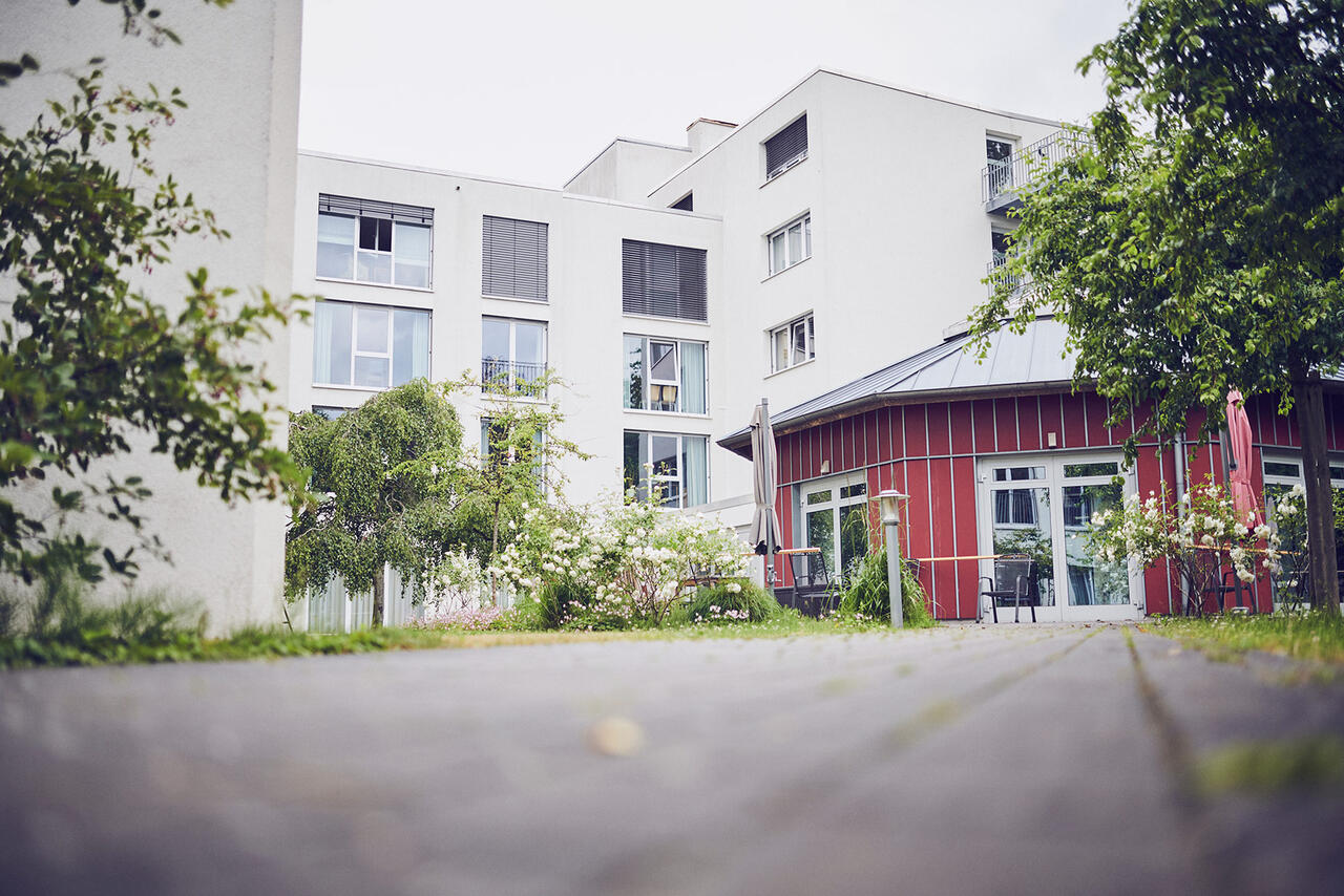 Roter Pavillon im Garten des Johanniterhaus Bremen in Horn.