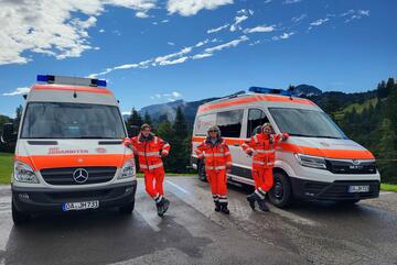 Unsere zwei B-KTW bei einem Einsatz im Kleinwalsertal