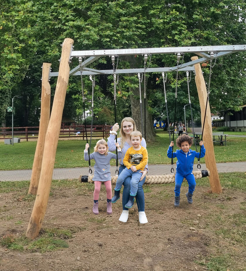 Tampenschaukel mit Kindern 