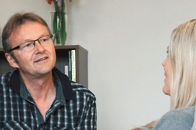 Zeit nehmen und zuhören.