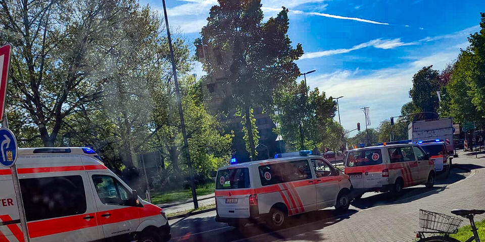 Johanniter-Fahrzeuge an einem Waldgebiet