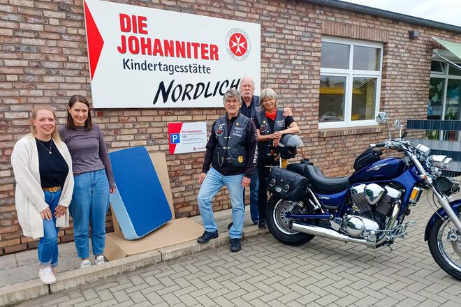 Der Verein „Biker fahren für Kinder“ (BFFK e.V.) übergab ein Hüpfpolster an die Johanniter-Kita Nordlicht. Elternvertreterin Frau Klein und Johanna Lenze, stv. Leiterin, freuen sich über das Geschenk an die Kinder.