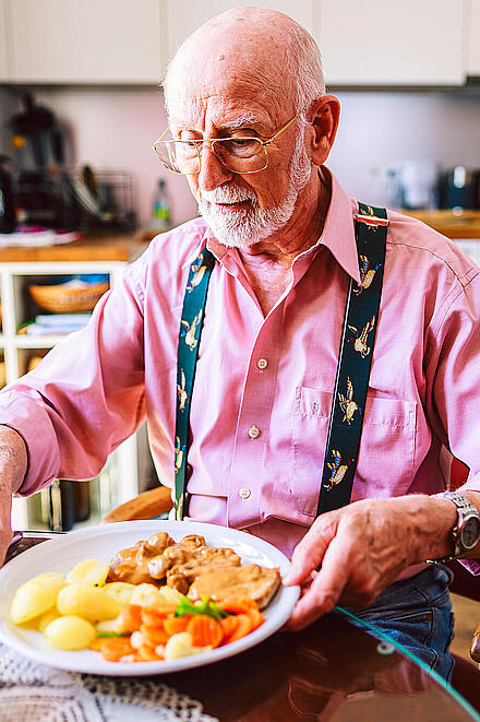 Mann mit Schnitzel und Kartoffelsalat