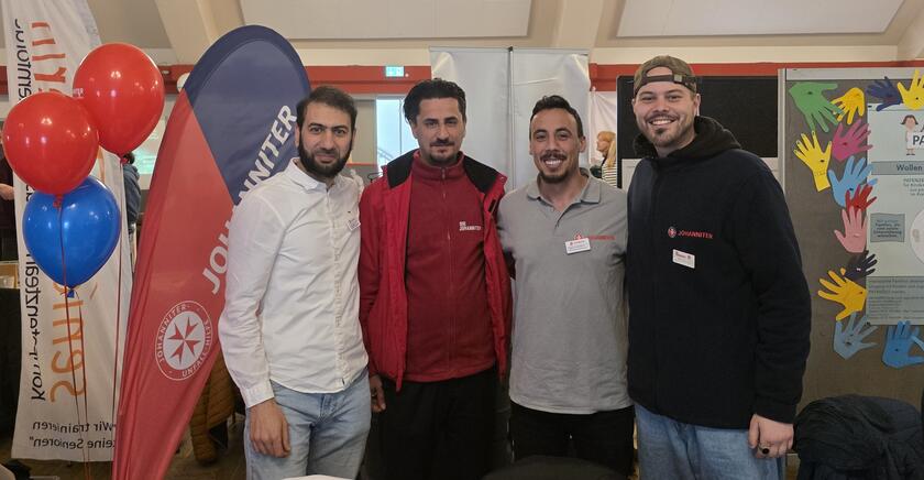 Mitarbeitende am Stand der Johanniter
