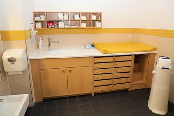 gelber Wickelraum Johanniter-Kinderkrippe "Turmwichtel"