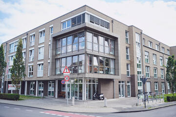 Straßenblick auf das Seniorenzentrum Johanniter-Stift Köln Flittard.