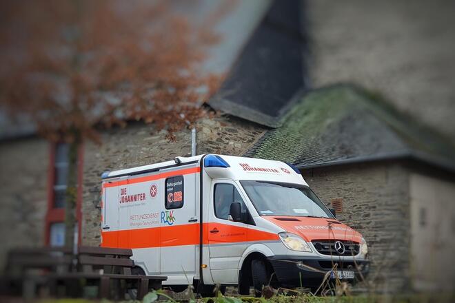 Ein Johanniter-Rettungswagen in Hohenstein.
