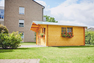 Garten mit Holzhütte vor dem Johanniter-Stift Wassenberg