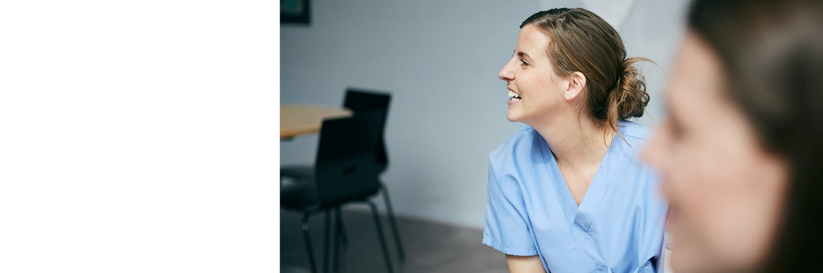 Eine lächelnde Ärztin im Gespräch.