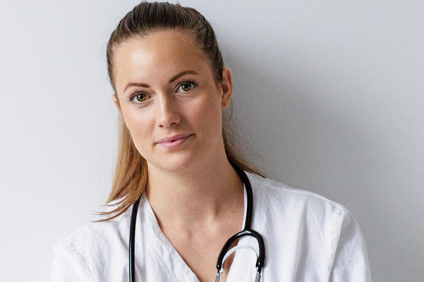 Eine Ärztin in Arbeitskleidung.