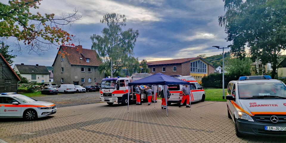Johanniter mit Fahrzeugen auf einem Platz