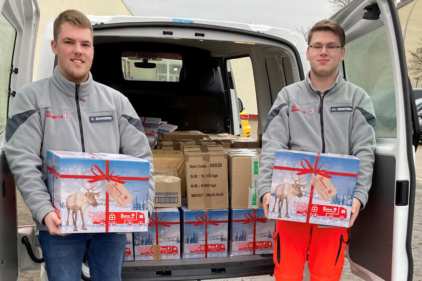 Zwei Johanniter mit Paketen