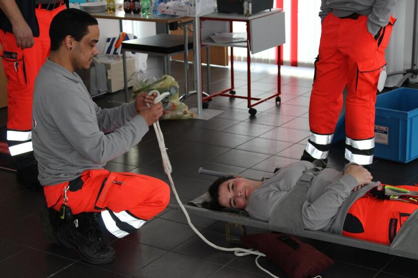 Übung Personenrettung, Trage