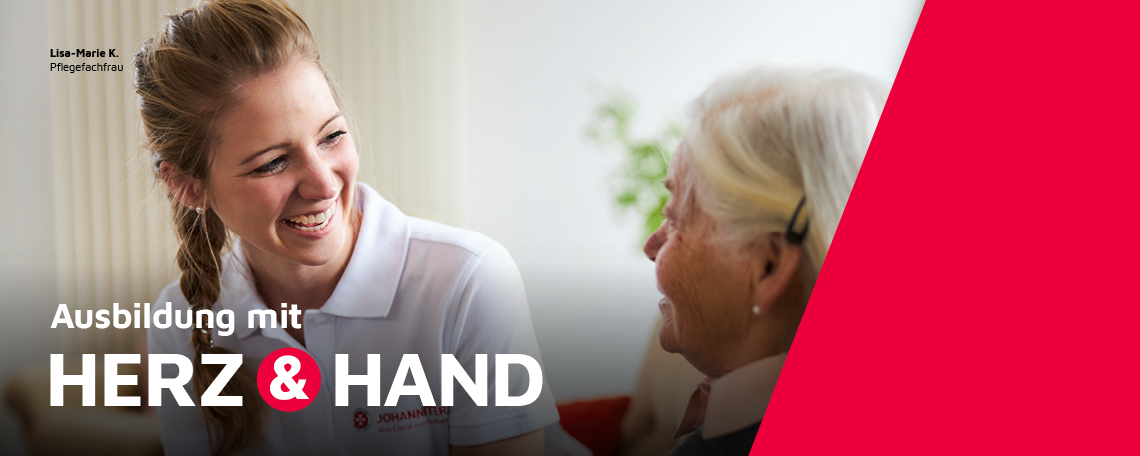 Eine Auszubildende zur Pflegefachfrau unterhält sich mit einer Seniorin.