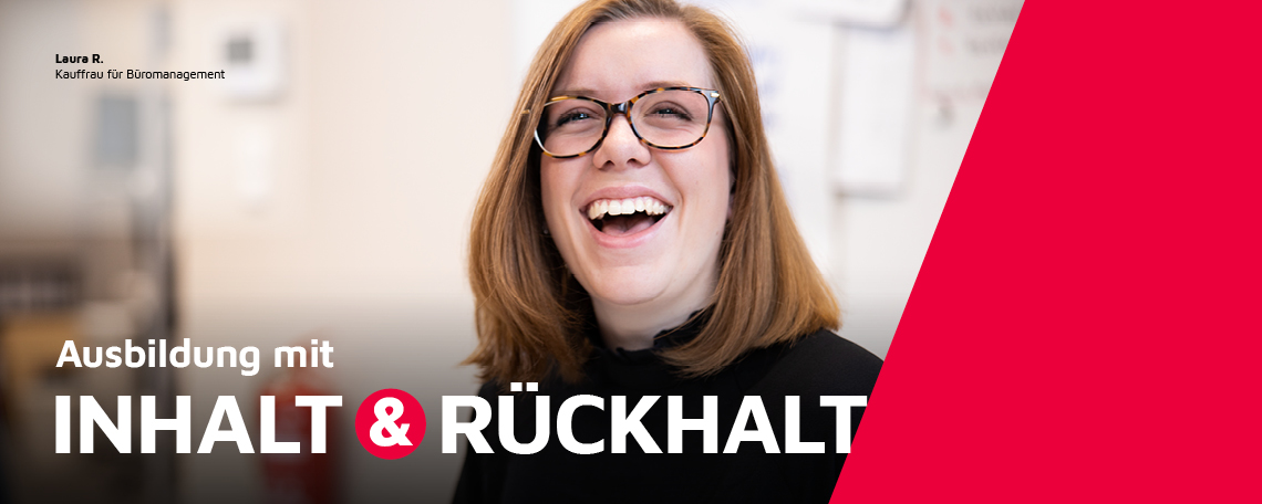 Eine Auszubildende zur Kauffrau für Büromanagement liest in einer Broschüre.