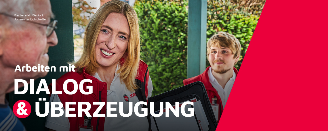 Eine Johanniter-Botschafterin im Gespräch mit zwei Senioren im Garten.