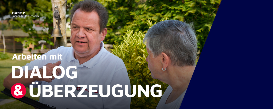 Ein Johanniter-Botschafter im Gespräch mit einer Seniorin im Garten.