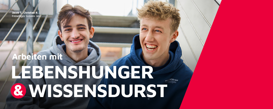 Zwei Freiwilligendienstleistende der Johanniter sitzen auf der Treppe.