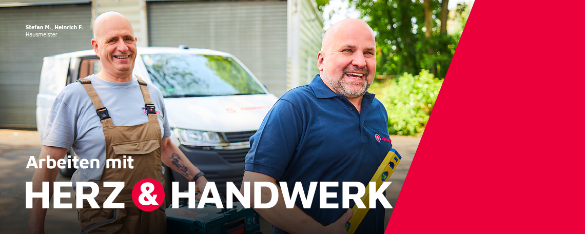 Zwei Hausmeister der Johanniter transportieren Werkezugkisten.