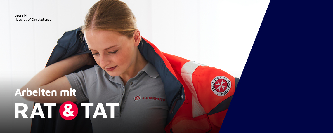 Eine Mitarbeiterin im Johanniter Hausnotruf in Einsatzkleidung.