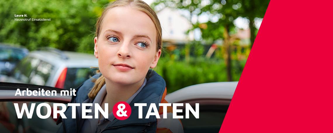 Eine Mitarbeiterin im Johanniter Hausnotruf steigt aus einem Fahrzeug.