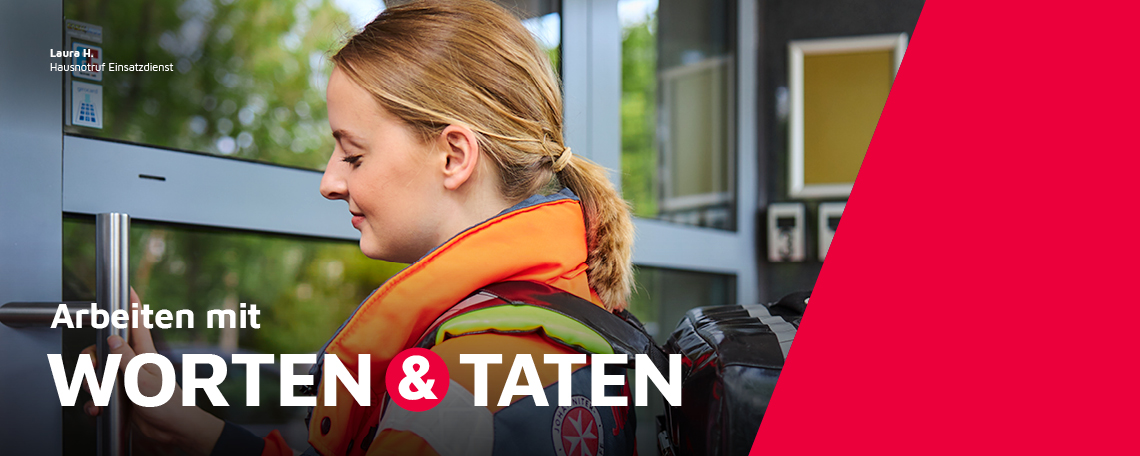 Eine Mitarbeiterin im Johanniter Hausnotruf steht vor einer Eingangstür.