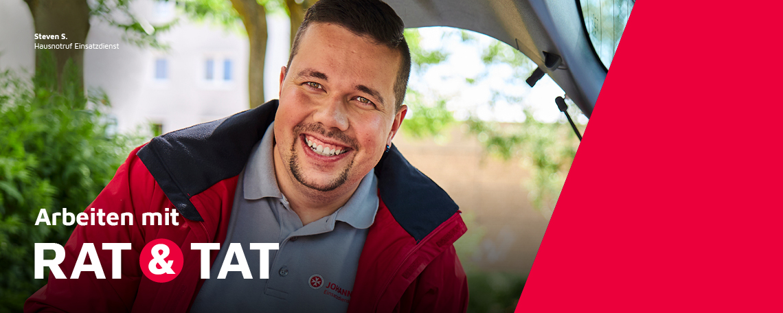 Ein Mitarbeiter im Johanniter Hausnotruf nimmt einen Rucksack aus einem Auto.