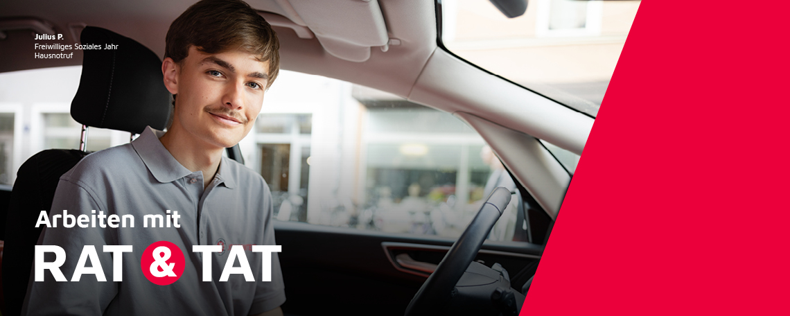 Ein Freiwilligendienstleistender der Johanniter im Bereich Hausnotruf sitzt im Fahrzeug.